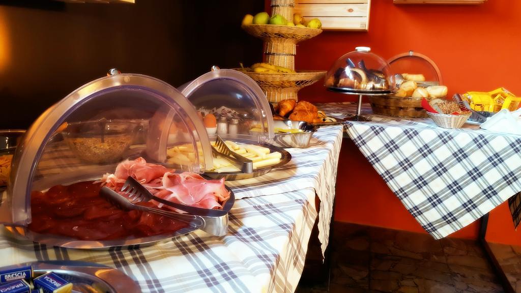 Lake Garda Hostel Salo Ngoại thất bức ảnh