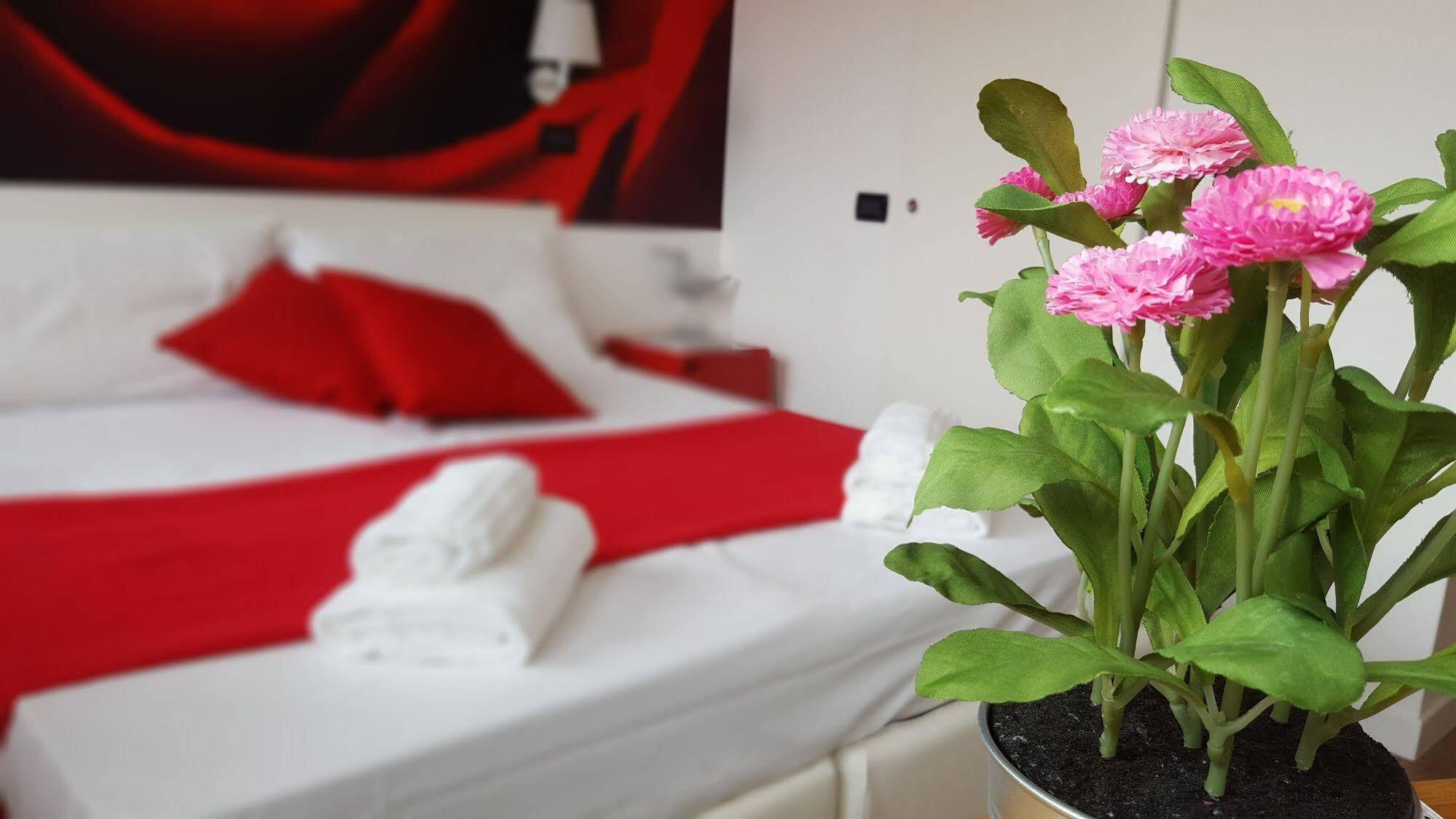 Lake Garda Hostel Salo Ngoại thất bức ảnh